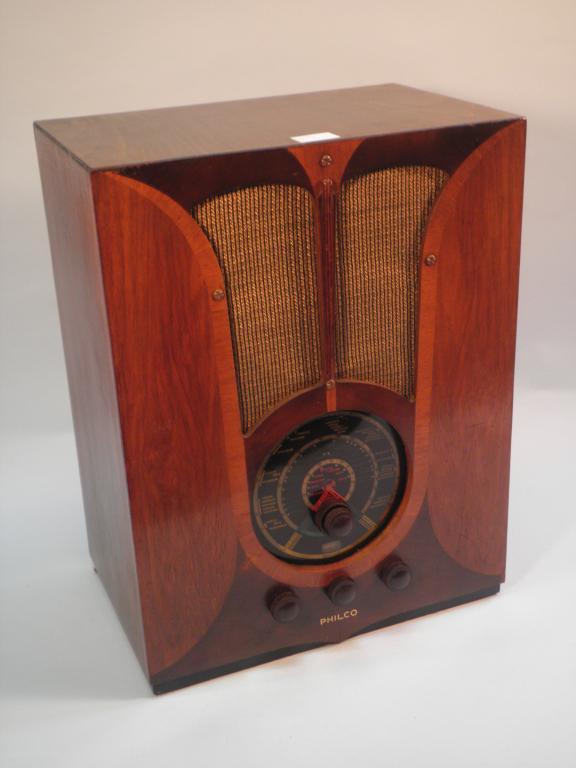 Appraisal: A Philco walnut veneered radio in the Art Deco style