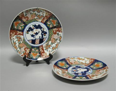 Appraisal: PAIR OF JAPANESE IMARI CHARGERS Early Meiji period the central