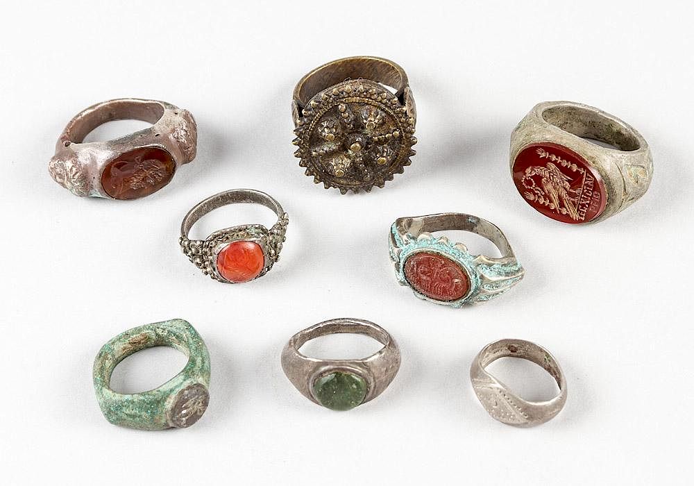 Appraisal: A collection of eight ancient and later rings A collection