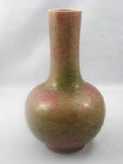 Appraisal: A Chinese vase with tall neck and variegated green and