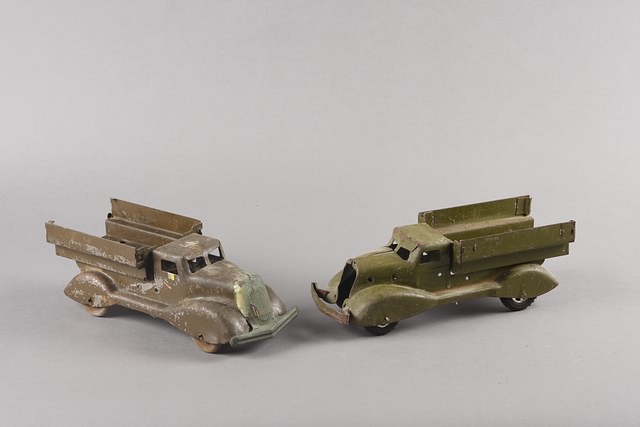 Appraisal: Lot of tinplate army trucks with poor Manoil figures poor