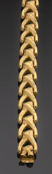 Appraisal: An k gold log motif bracelet connecting links designed as