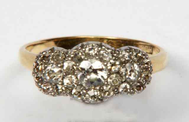 Appraisal: AN CT GOLD RING with diamond cluster setting