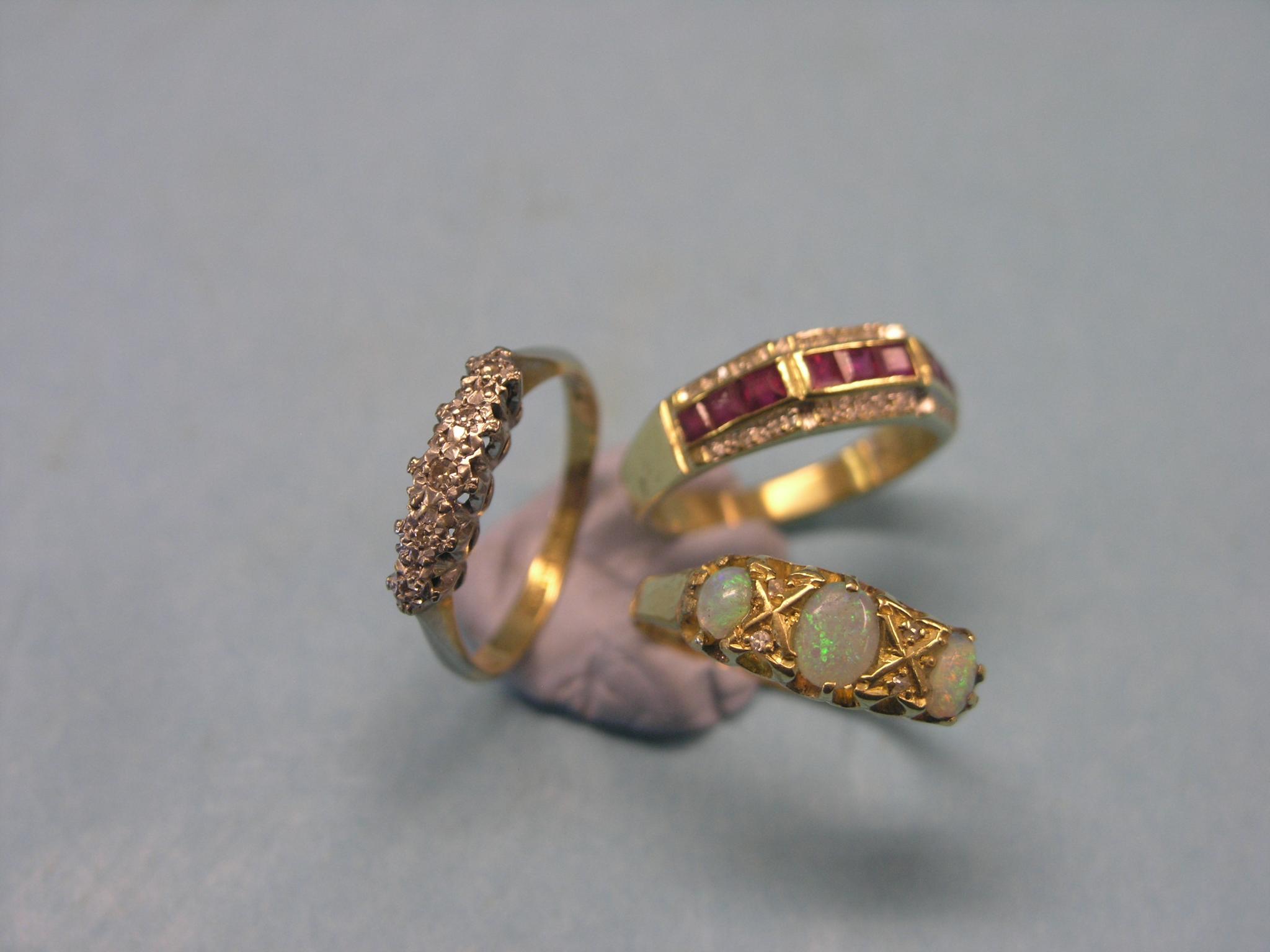 Appraisal: An ct gold ring angular design set diamond chips and