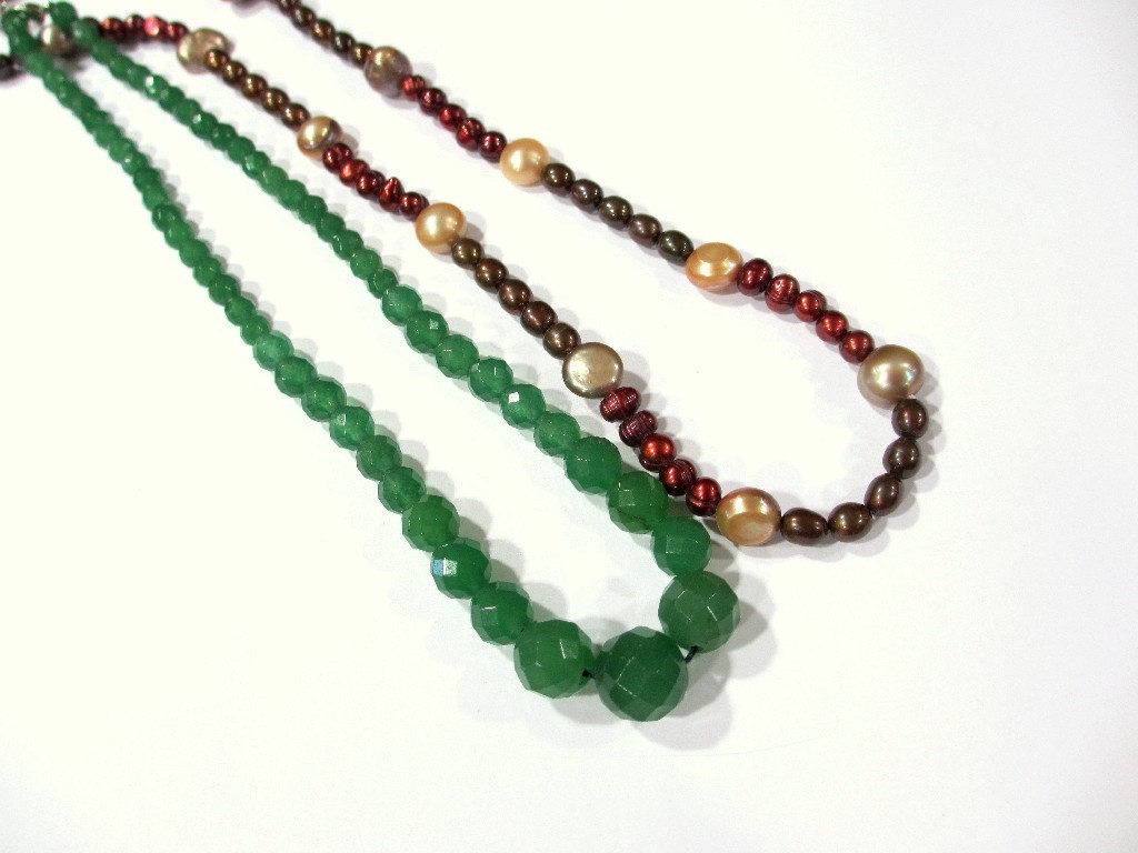 Appraisal: A faceted chalcedony necklace and a coloured freshwater pearl necklace