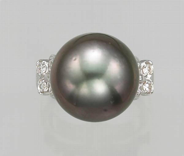 Appraisal: A gray South Sea cultured pearl diamond and eighteen karat