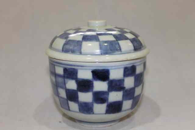 Appraisal: A CHINESE BLUE AND WHITE PORCELAIN TRANSITIONAL BOWL and cover