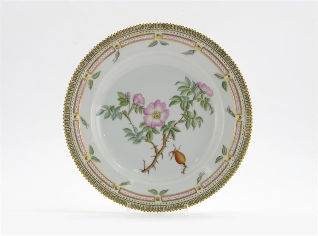 Appraisal: A Royal Copenhagen Flora Danica plate