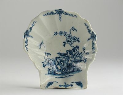 Appraisal: A Worcester shell moulded pickle dish painted in blue with