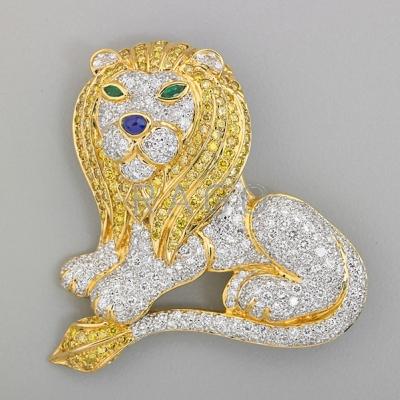 Appraisal: CANARY AND COLORESS DIAMOND K GOLD LION BROOCH Recumbent lion