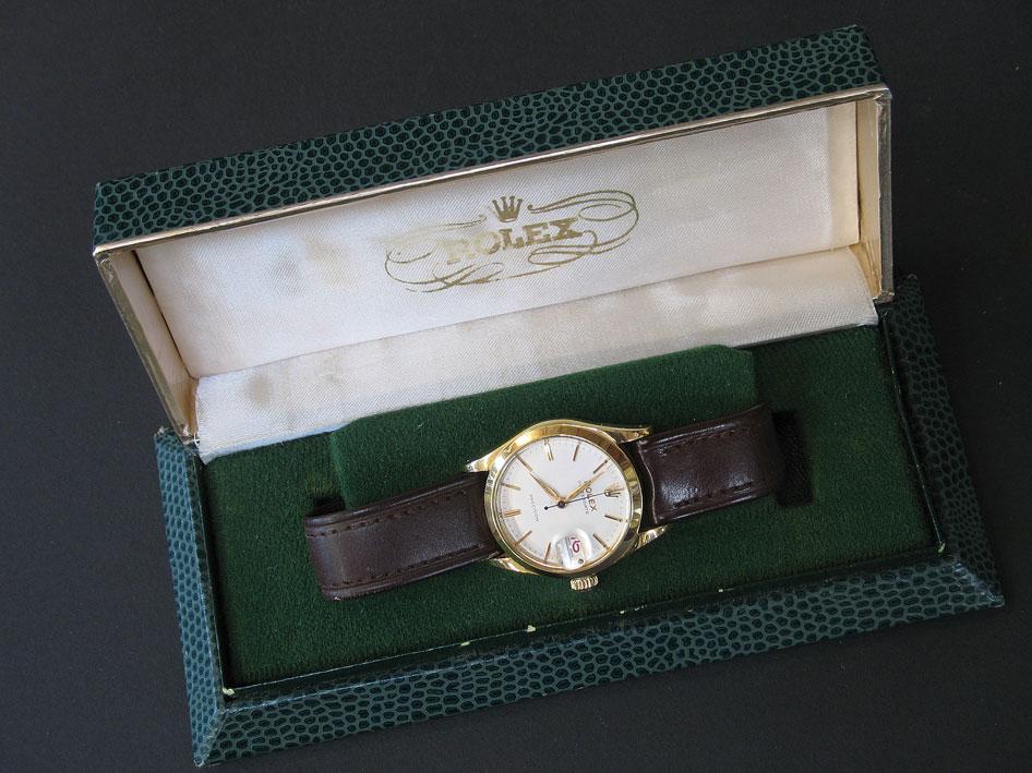 Appraisal: A GENTLEMAN'S ROLEX OYSTER DATE WRISTWATCH the white dial with