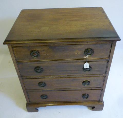 Appraisal: A SMALL MAHOGANY CHEST of four graduated cockbeaded drawers with