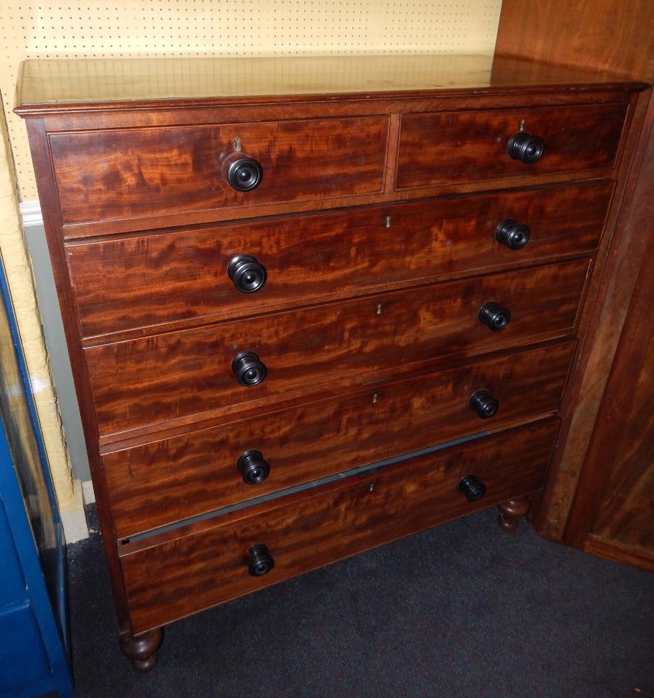 Appraisal: An early Victorian mahogany chest of drawers the rectangular top