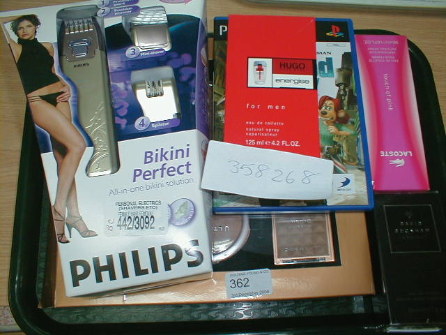 Appraisal: A Phillips shaver and perfume etc