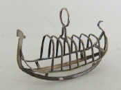 Appraisal: A silver plated six slice toast rack in the form