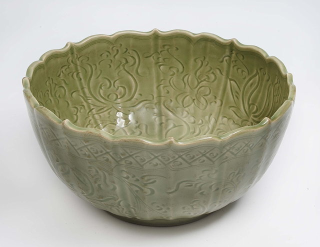 Appraisal: A Chinese celadon deep bowlMing dynasty - having a central