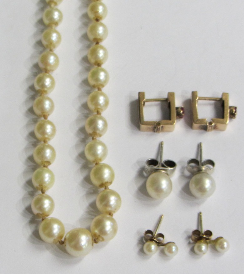 Appraisal: A single row necklace of graduated cultured pearls with a