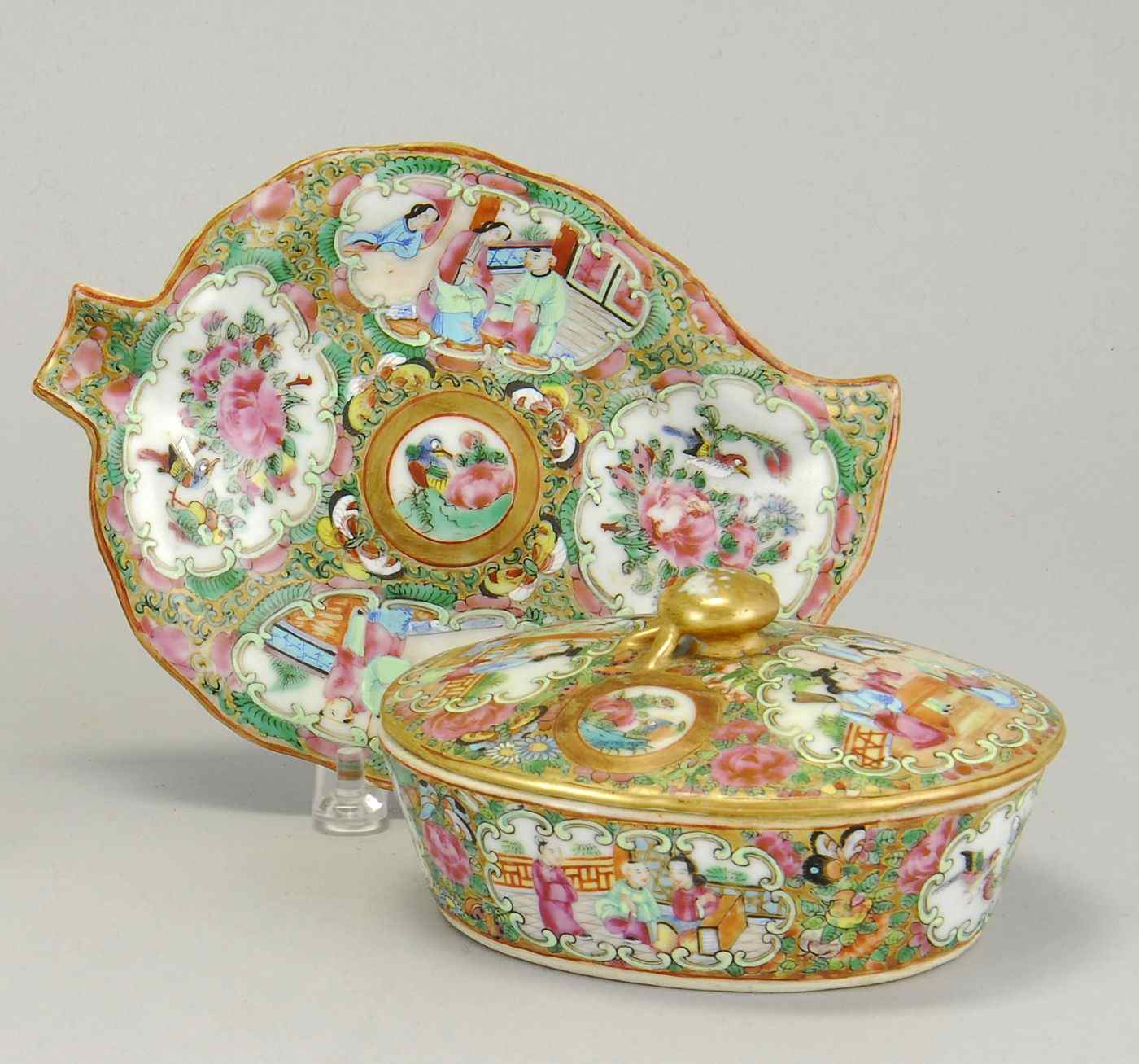 Appraisal: CHINESE EXPORT ROSE MANDARIN PORCELAIN COVERED SOAP DISHMid- th CenturyIn