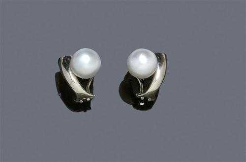 Appraisal: PEARL AND BRILLIANT-CUT DIAMOND CLIP EARRINGS White gold Attractive clip