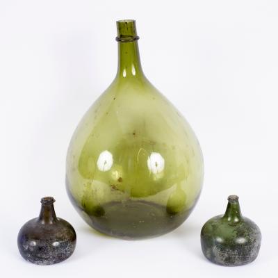 Appraisal: A large green glass flagon cm high and two onion