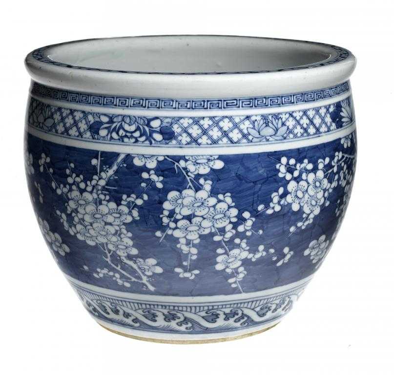 Appraisal: A CHINESE EXPORT PORCELAIN JARDINIERE painted in underglaze blue with