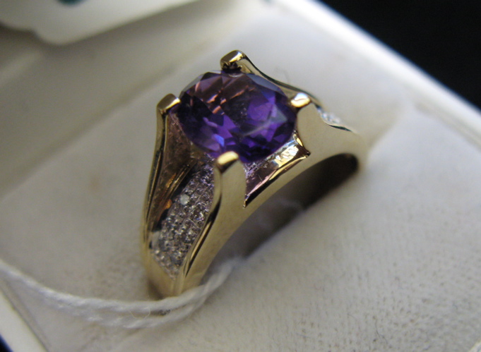 Appraisal: AMETHYST DIAMOND AND FOURTEEN KARAT GOLD RING The top half