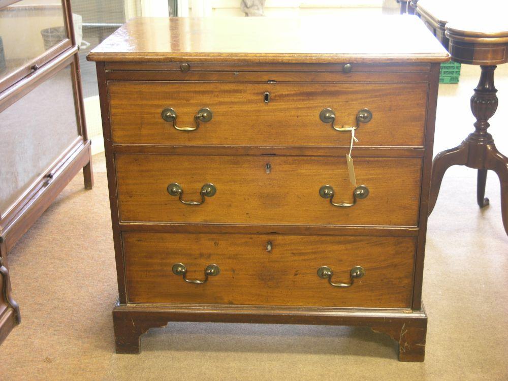 Appraisal: A small late George III mahogany chest fitted with brushing