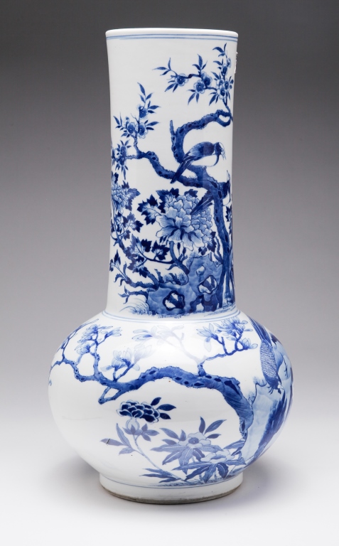 Appraisal: CHINESE PORCELAIN VASE Kangxi underglaze six character mark on the