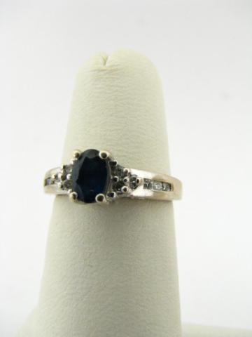 Appraisal: K white gold ring with oval sapphire center stone and