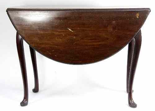 Appraisal: An early th Century mahogany two-flap table on cabriole legs