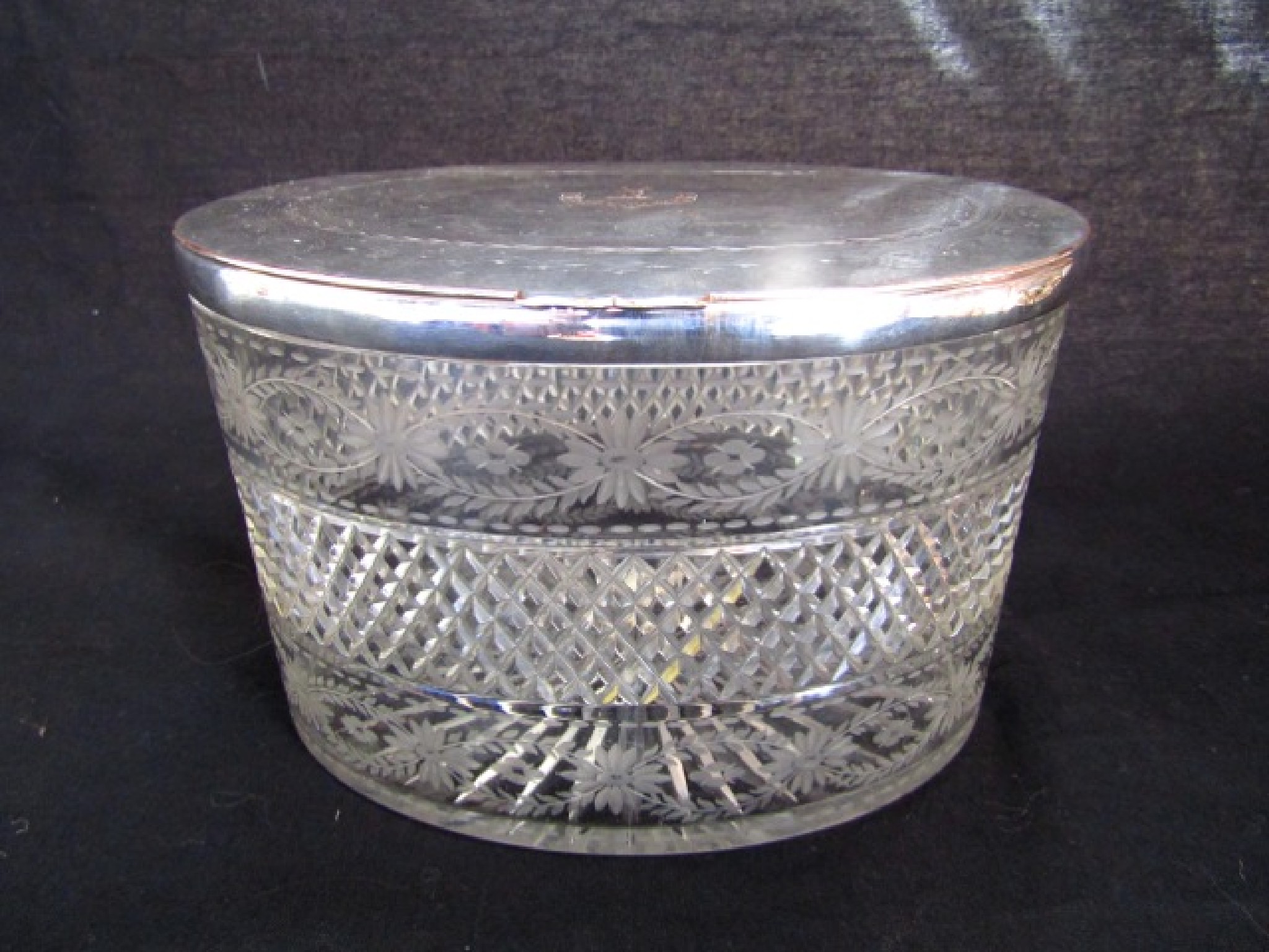 Appraisal: A fine Victorian clear cut glass caddy of oval form