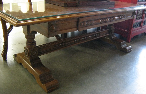 Appraisal: WALNUT AND MAHOGANY COFFEE TABLE American c 's having a