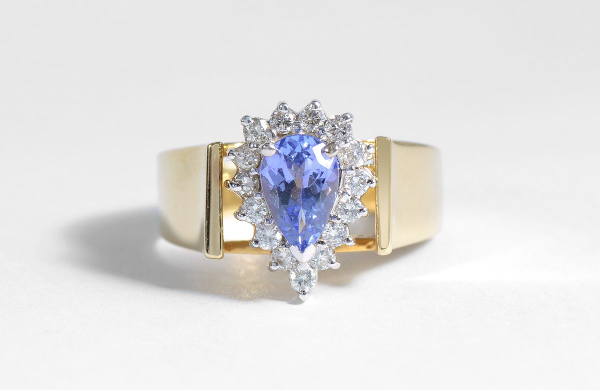 Appraisal: K TANZANITE DIAMOND RING K yellow gold ring centers one