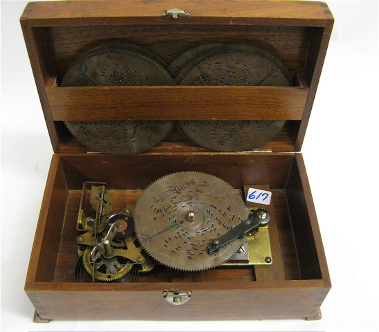 Appraisal: SWISS WOOD CASED -DISC MUSIC BOX discs - D Case