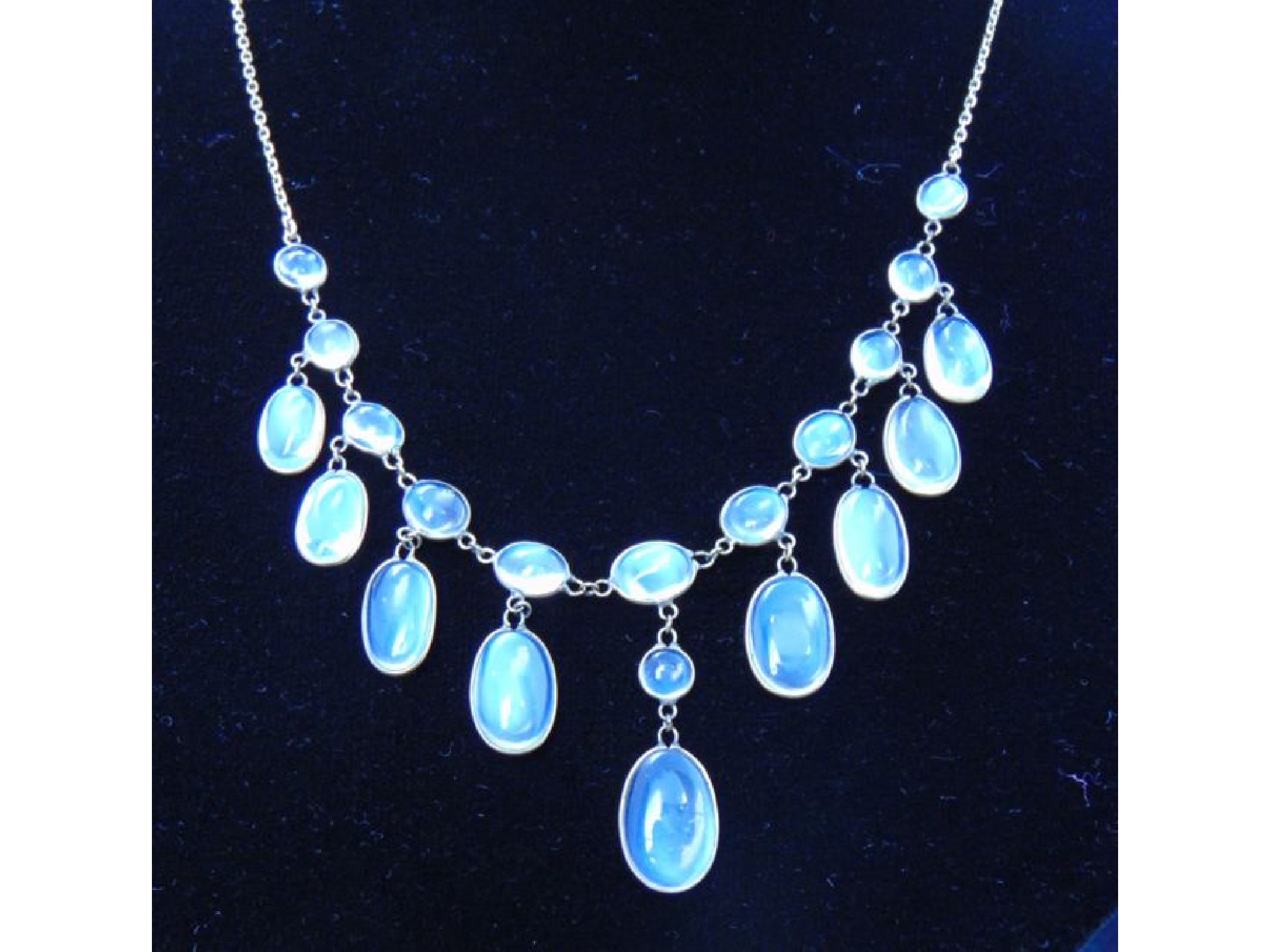 Appraisal: A Victorian moonstone necklace composed of eleven oval moonstones suspended