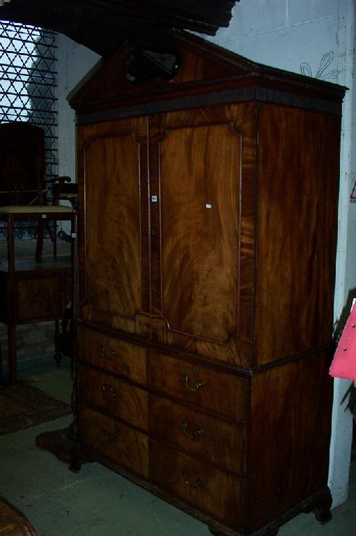 Appraisal: A Georgian mahogany linen press the upper section enclosed by