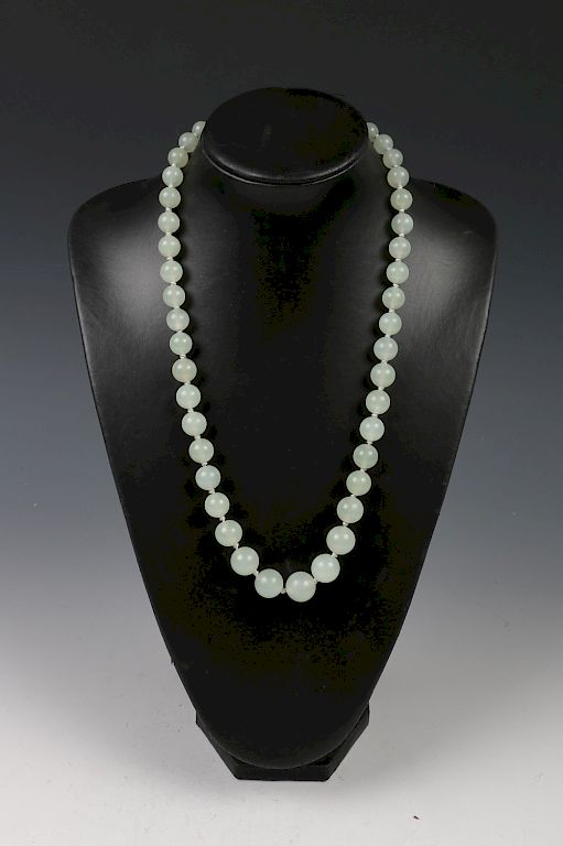 Appraisal: HARDSTONE BEADED NECKLACE EARLIER TH C A strand of semi-transparent