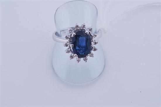 Appraisal: A SAPPHIRE AND DIAMOND CLUSTER RING IN CT WHITE GOLD