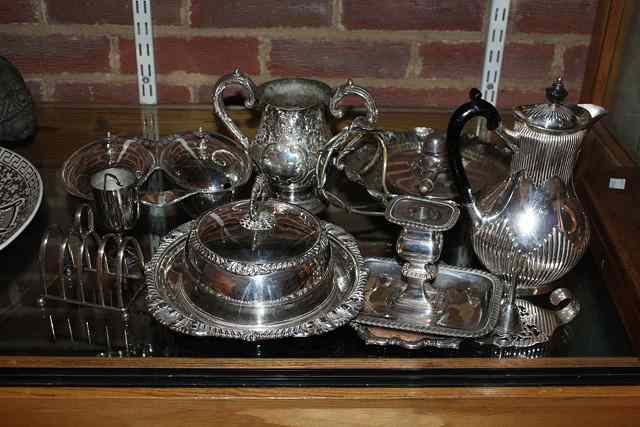 Appraisal: A QUANTITY OF SILVER PLATE TO INCLUDE a trophy cup