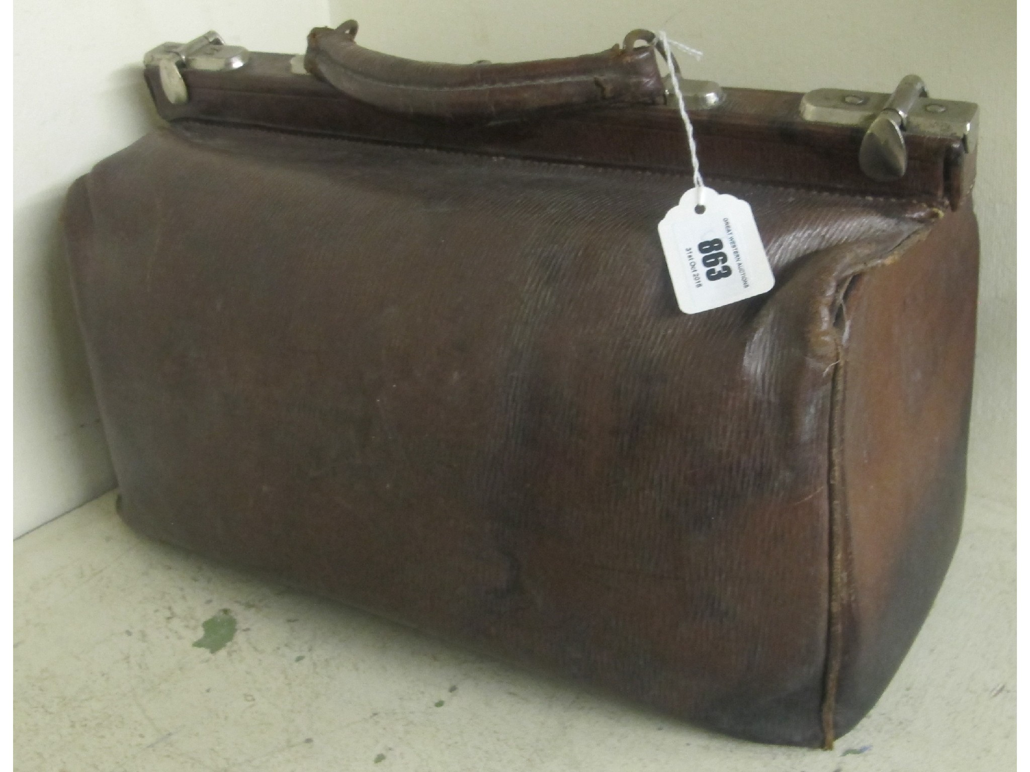 Appraisal: A leather Gladstone bag