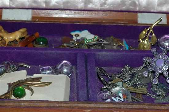 Appraisal: A WOODEN JEWELLERY BOX CONTAINING ASSORTED COSTUME JEWELLERY INCLUDING GOLD