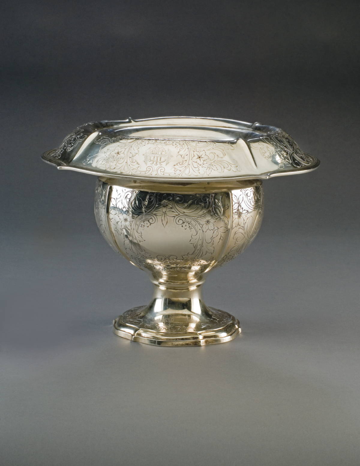 Appraisal: AMERICAN SILVER CENTER BOWL RETAILED BY THE HARDY HAYES CO