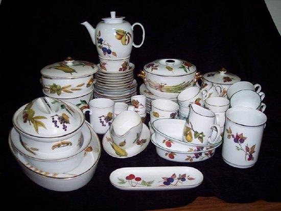 Appraisal: A quantity of Evesham pattern china