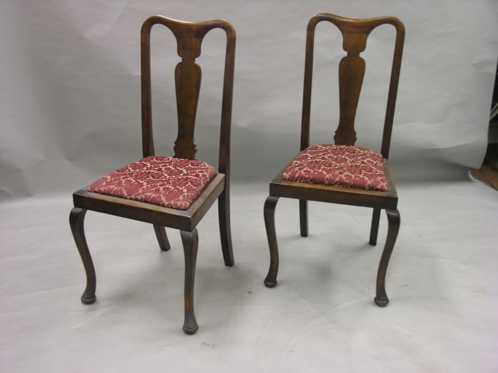 Appraisal: A set of four Queen Anne style beech dining chairs