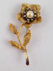 Appraisal: A yellow metal tests carat gold brooch designed as a