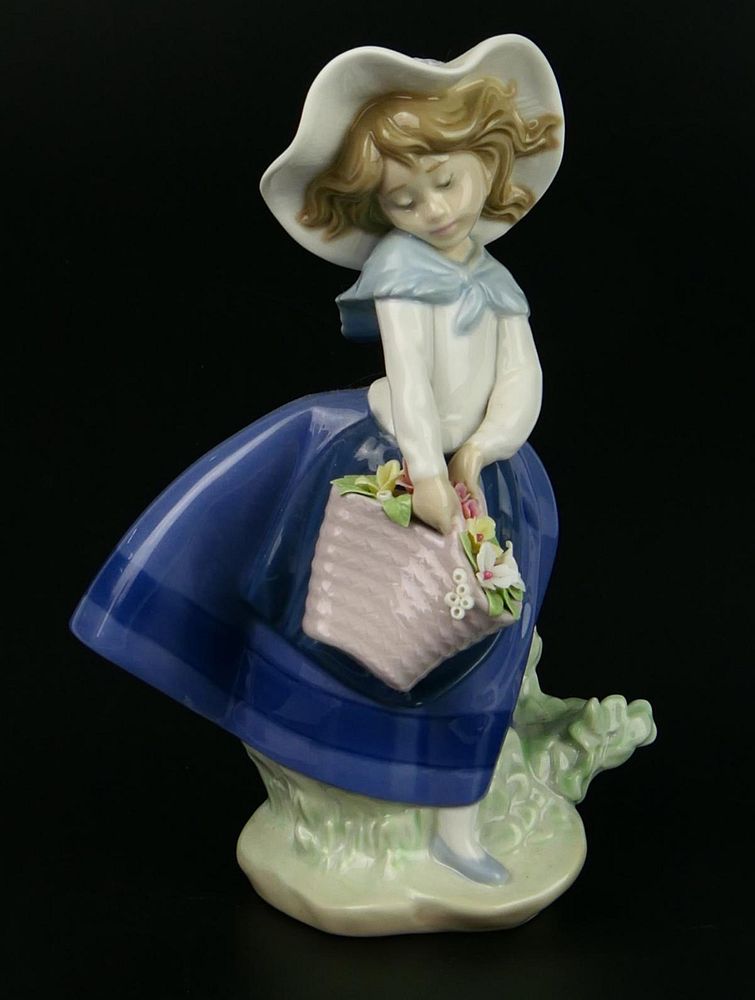 Appraisal: LLADRO PORCELAIN FIGURINE LLADRO PORCELAIN FIGURINE Condition All lots are