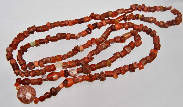 Appraisal: A CORNELIAN AND AGATE BEAD NECKLACE with a central glass