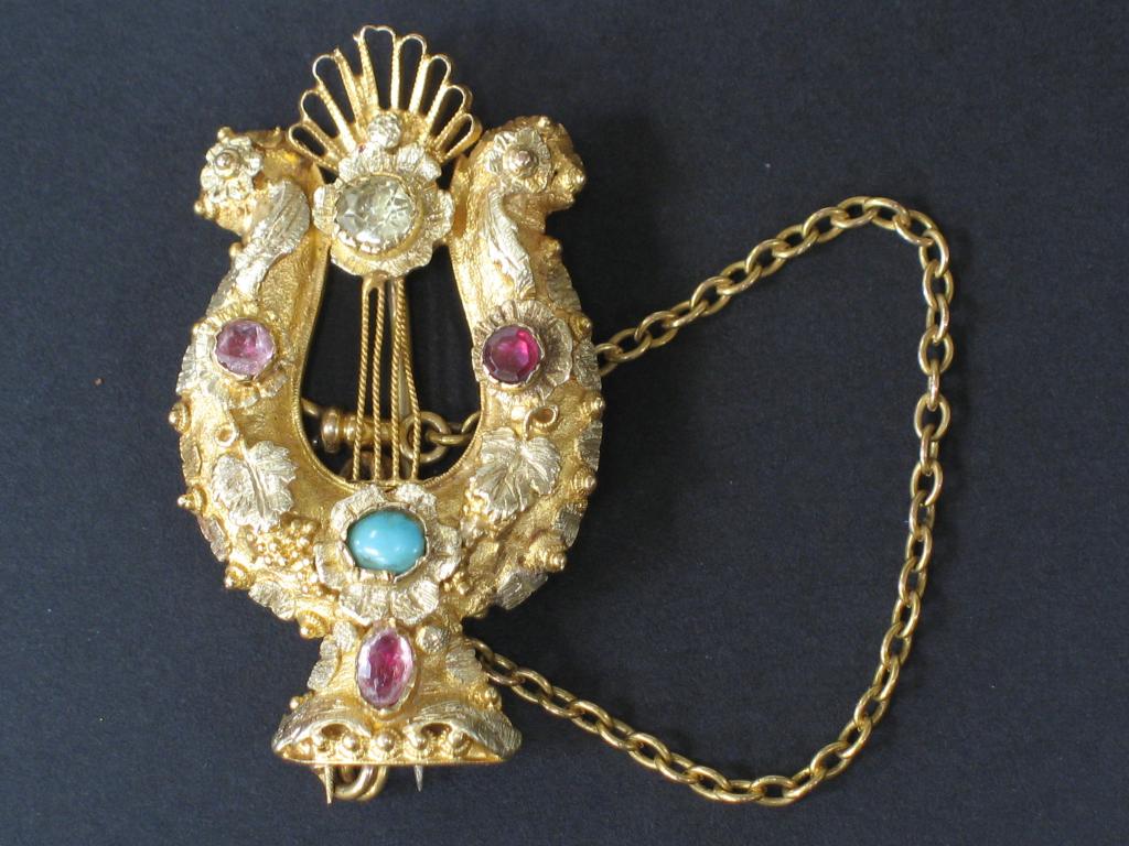 Appraisal: A REGENCY YELLOW GOLD BROOCH in the form of a