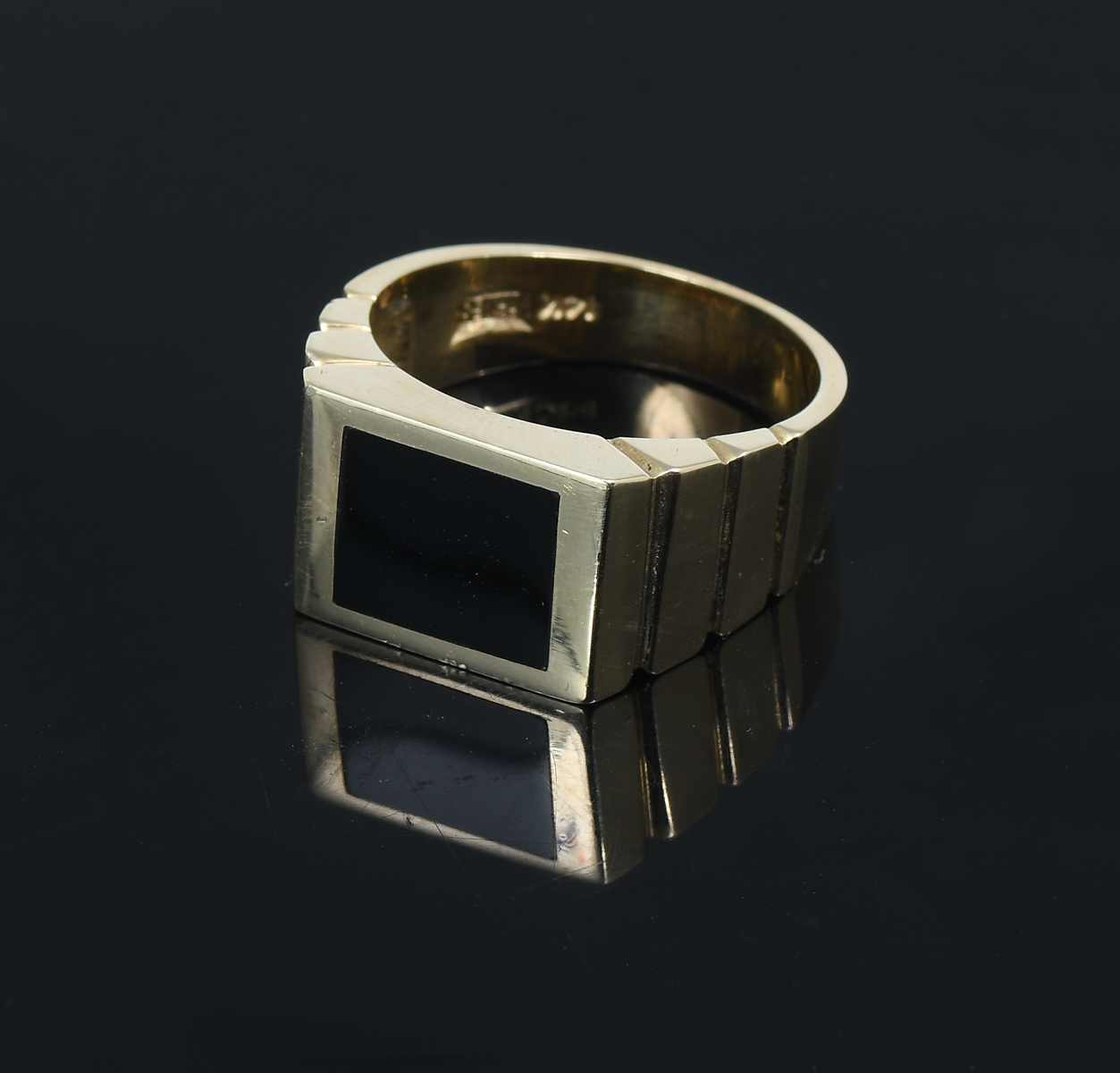 Appraisal: GENTS K ONYX RING Vintage K yellow gold ring set