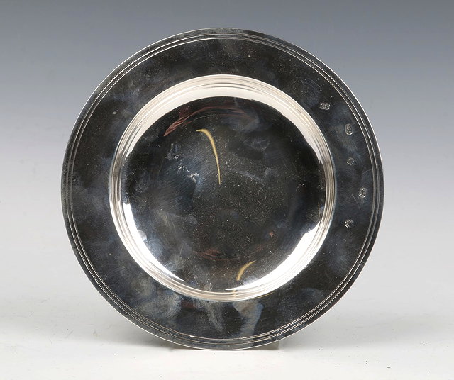 Appraisal: A CONTEMPORARY SILVER ARMADA DISH of plain form with reeded